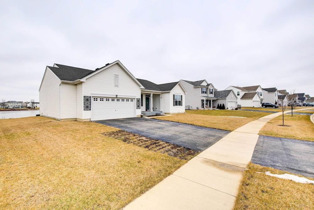 Spacious Waterfront Yorkville Getaway w/ Yard