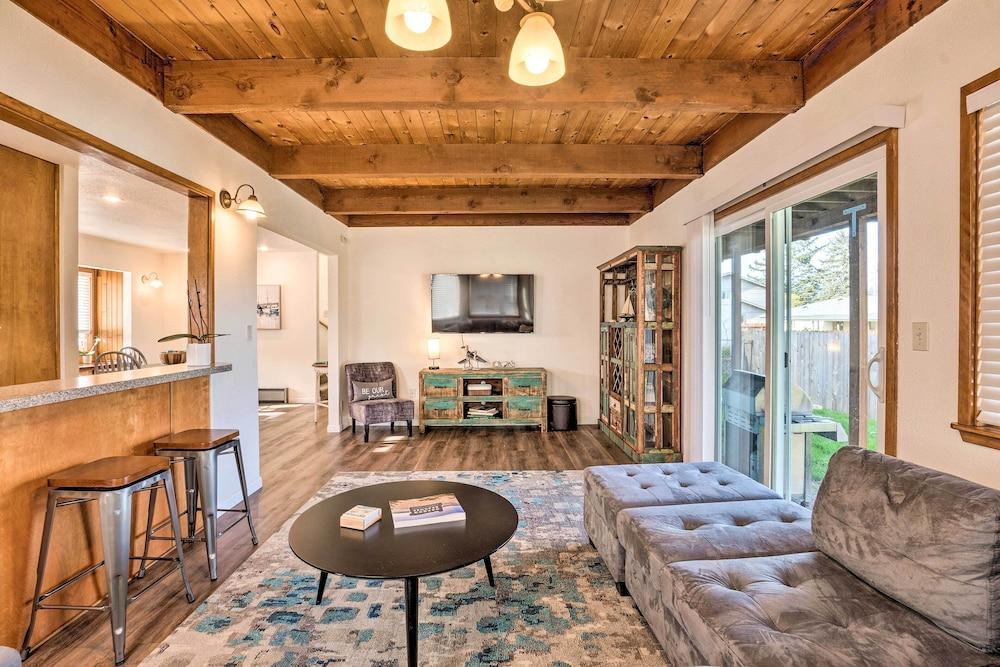 Coastal Haven Getaway ~ 1 Mi to Mill Beach!