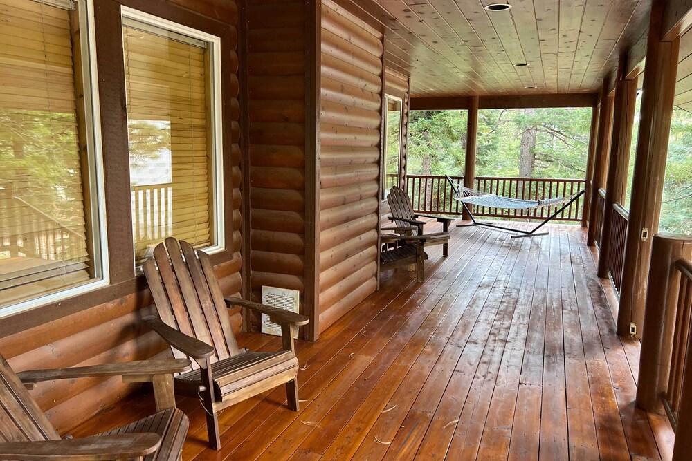 Mountain Escape: Scattered Pines Cabin w/ Deck!