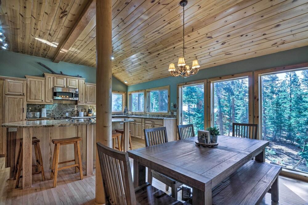 Mountain Escape: Scattered Pines Cabin w/ Deck!