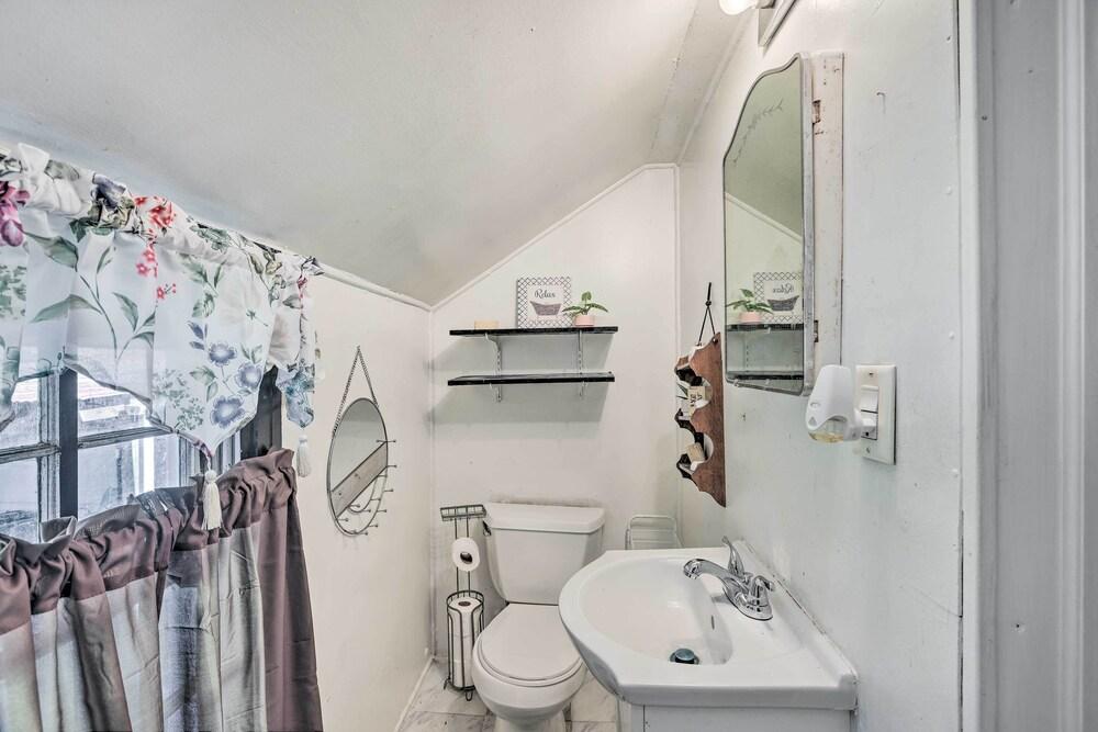 Quaint Montgomery Apt ~ 2 Mi to Downtown!