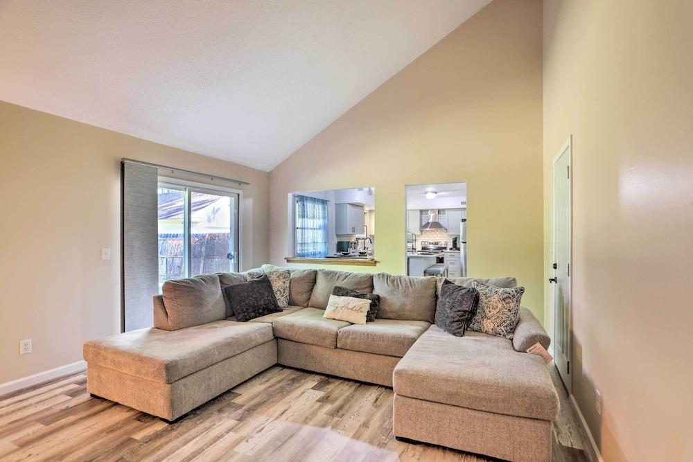 Cozy Duplex Close to Toledo Botanical Garden