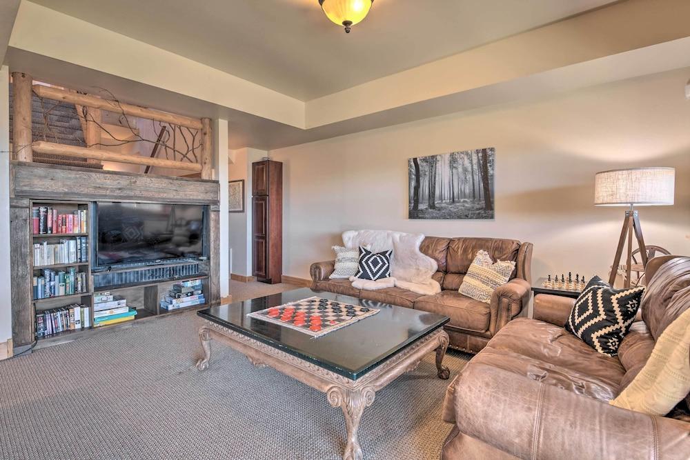 Panoramic Mtn Views: Luxe Cataloochee Cabin!