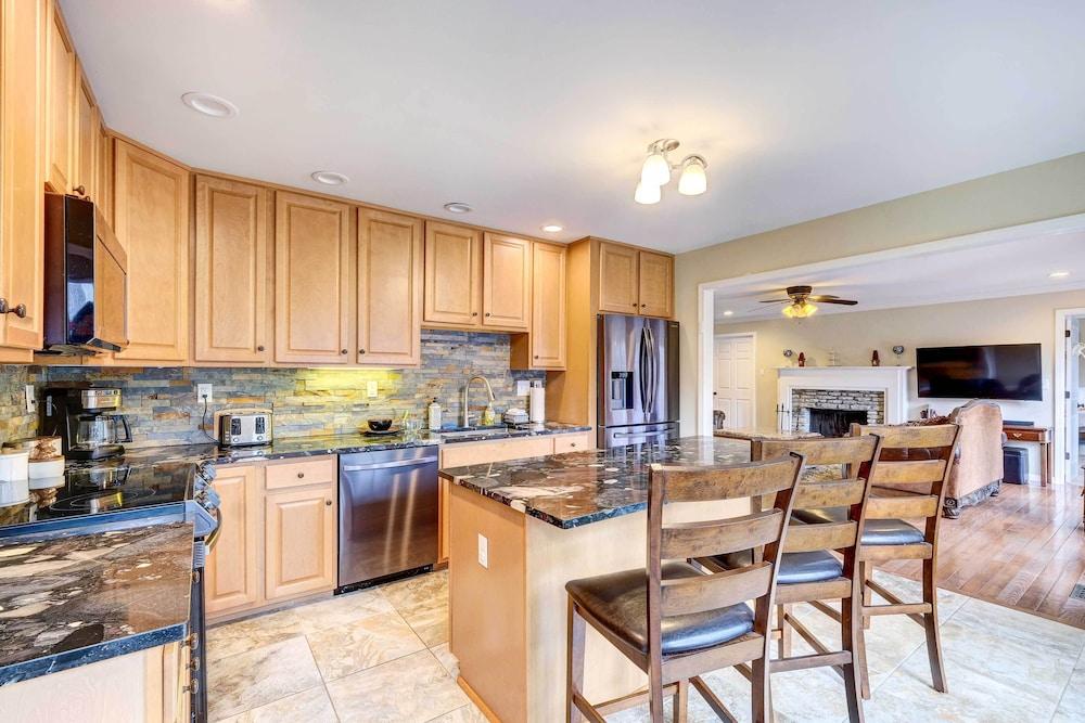 Louisville Area Home: Deck, Fire Pit, Creek!