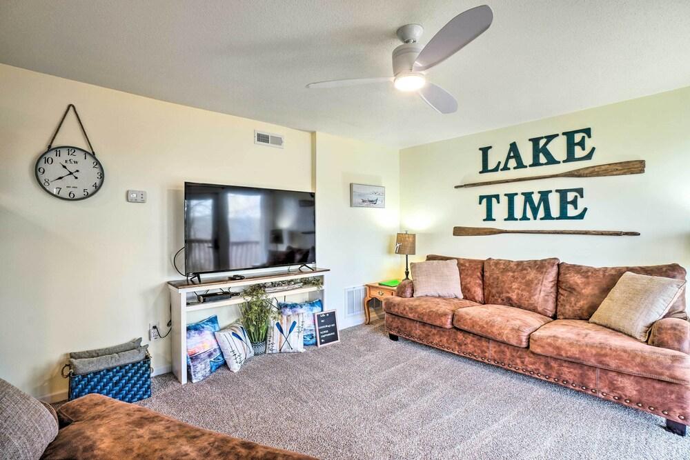 Sunny Reeds Spring Condo w/ Balcony + Shared Pools