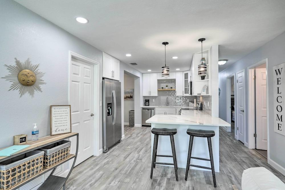 Breezy Largo Getaway - 5 Minutes to Beach!