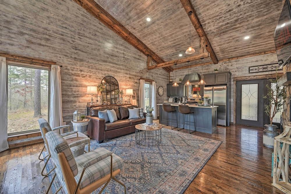 'honey's Nook' Broken Bow Home w/ Hot Tub + Decks!