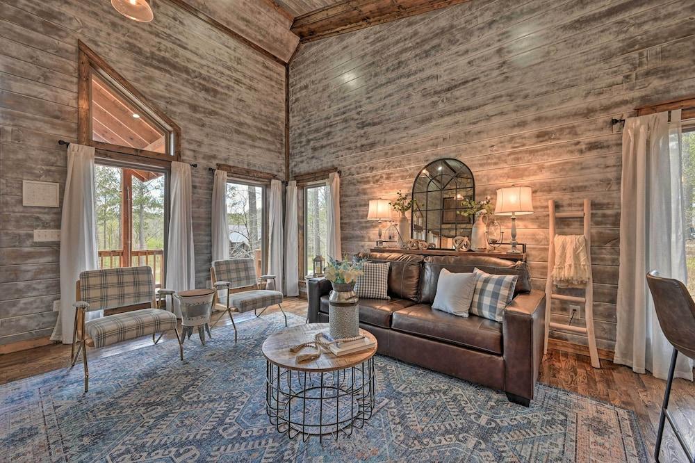 'honey's Nook' Broken Bow Home w/ Hot Tub + Decks!