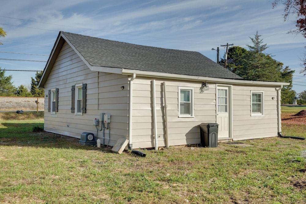 Cozy Blackstone Getaway < 2 Mi to Downtown!