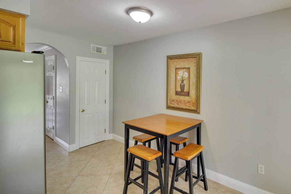 Gulfport Condo w/ Private Balcony - Walk to Beach!