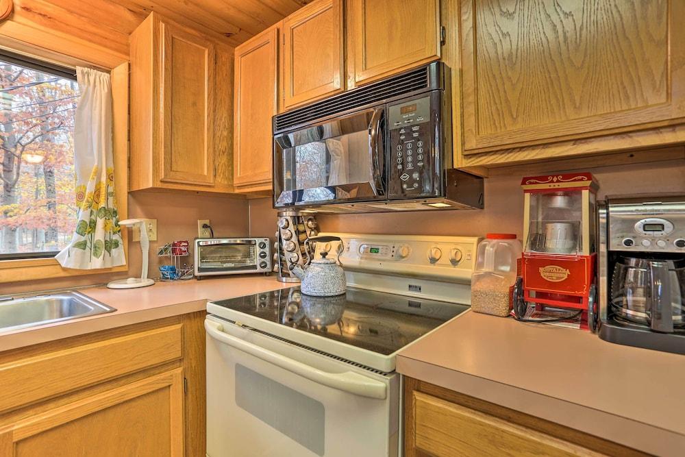 Cozy Arrowhead Lake Cottage w/ Fireplace & Deck!