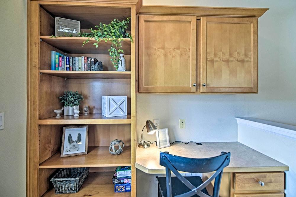 Stylish Windsor Townhome w/ Balcony + Golf!