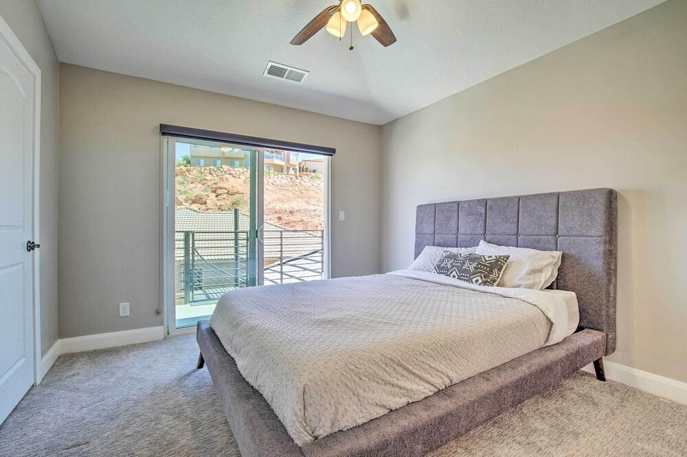 Luxury Desert Hideaway: Explore National Parks!