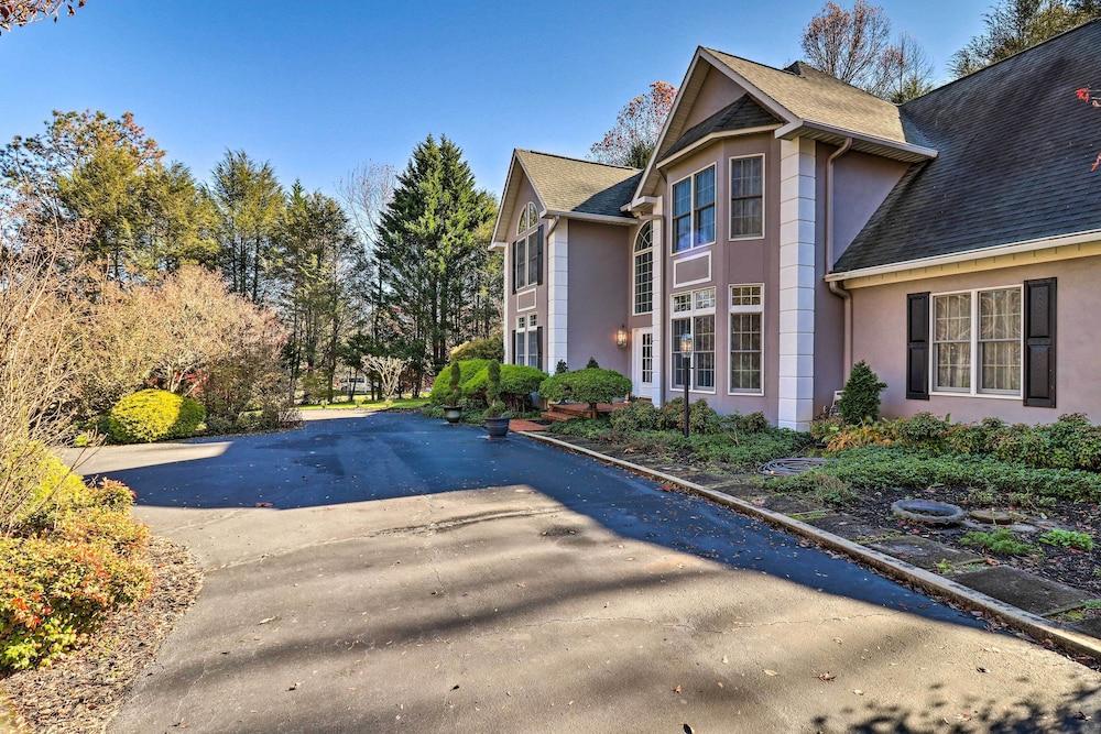 Million-dollar Estate by Downtown Franklin!