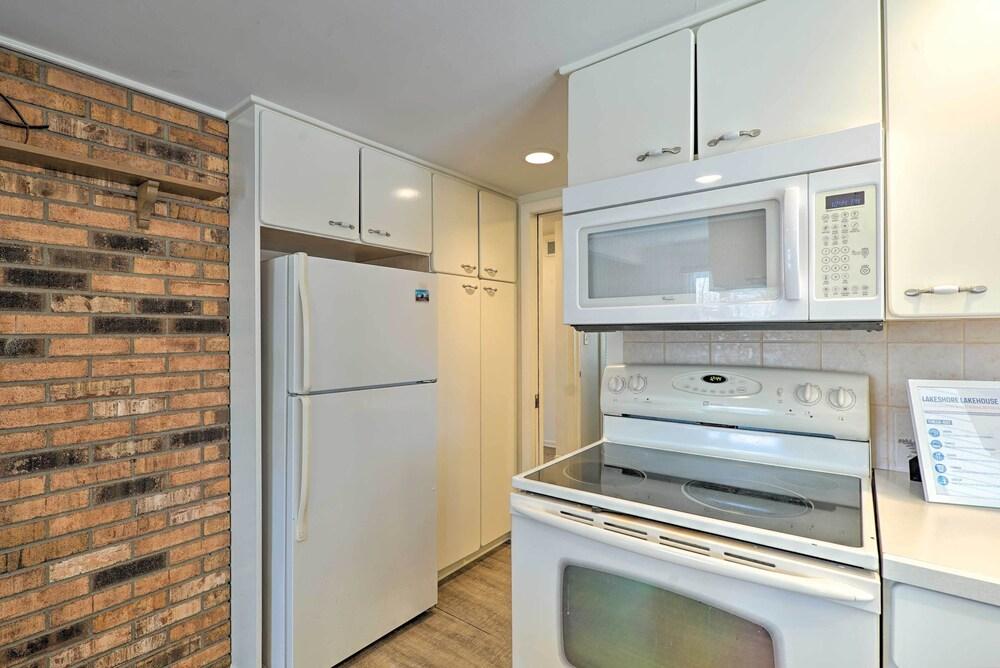 Endearing Cottage w/ Fire Pit & Private Beach