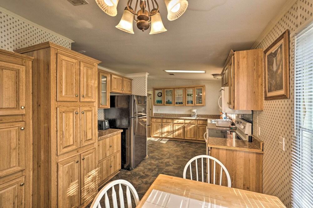 'overlook Lodge' Kid-friendly House w/ Deck!