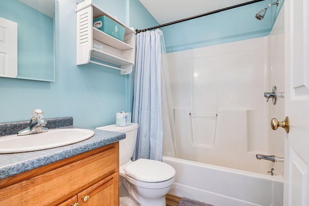 Charming Coastal Cottage w/ Pool Access!