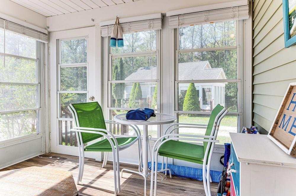 Charming Coastal Cottage w/ Pool Access!