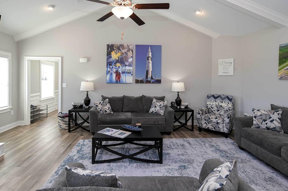 Spacious Hazel Green Home w/ Fireplace, Yard!