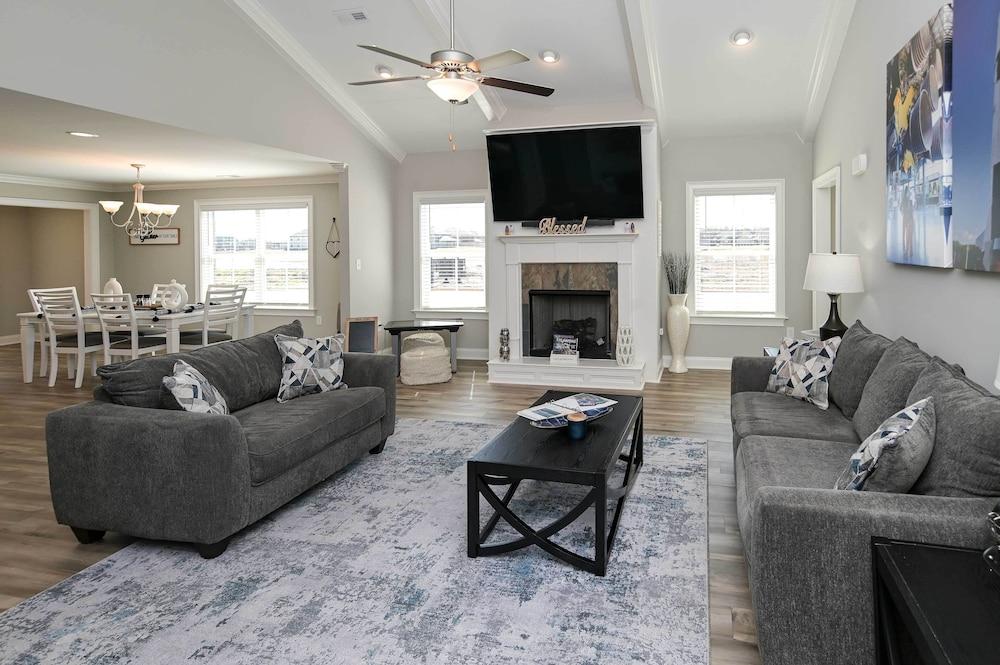 Spacious Hazel Green Home w/ Fireplace, Yard!