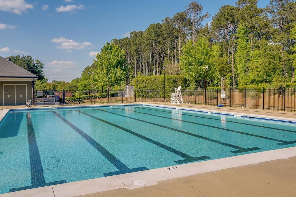 Sunny Apex Vacation Rental w/ Pool Access!
