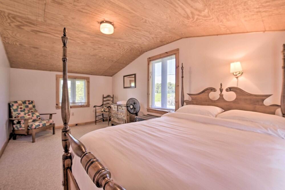 Lakefront Cottage: Boat Dock & Screened Deck!