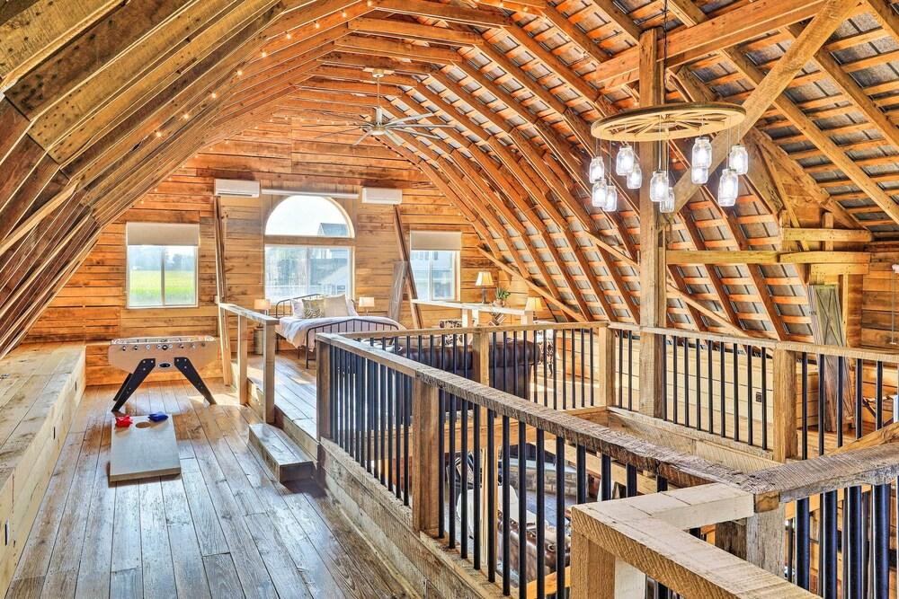 Charming Jeffersonville Retreat w/ Fire Pit!