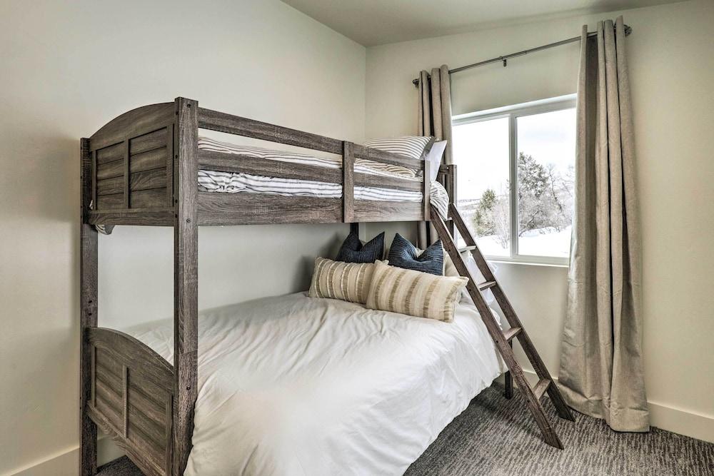 Fairview Vacation Rental w/ Mountain Views!