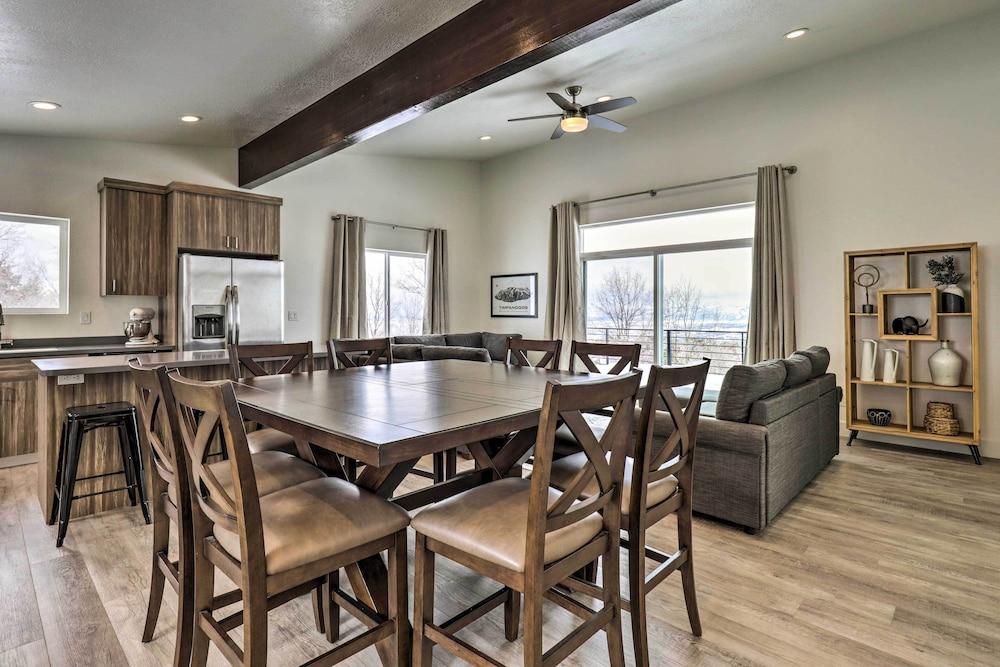 Fairview Vacation Rental w/ Mountain Views!