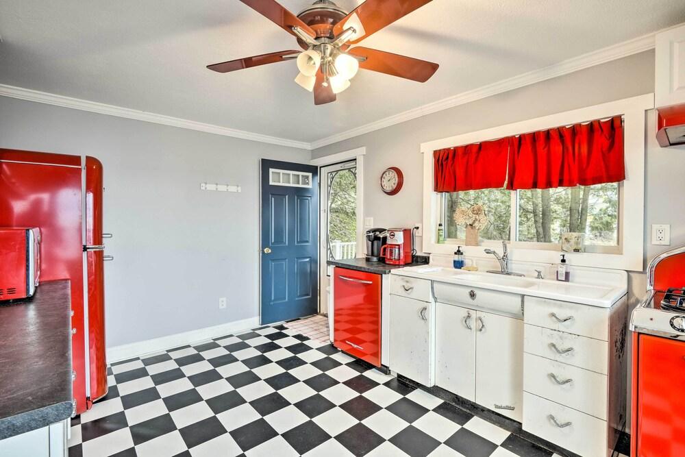 Waterfront Cottage on Sawmill Bay w/ Deck!