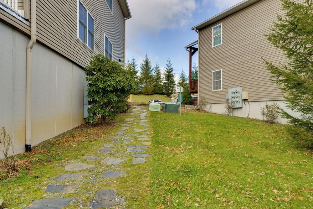 Near Trail Access & Beech Mtn Ski: 1st-floor Condo