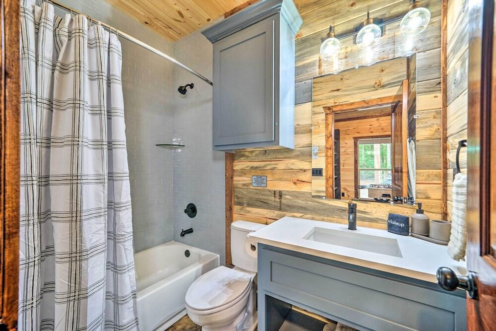 Broken Bow Cabin w/ Covered Deck & Hot Tub!