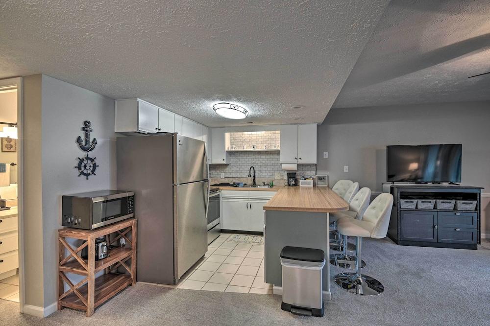 2 Mi to Surfside Beach: Condo w/ Community Pool!