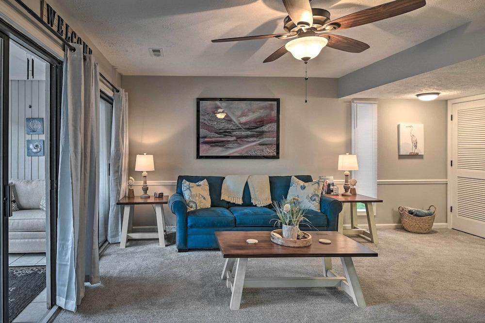 2 Mi to Surfside Beach: Condo w/ Community Pool!