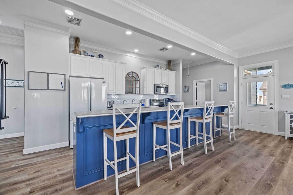 Boat Dock Access: Waterfront Freeport Home!