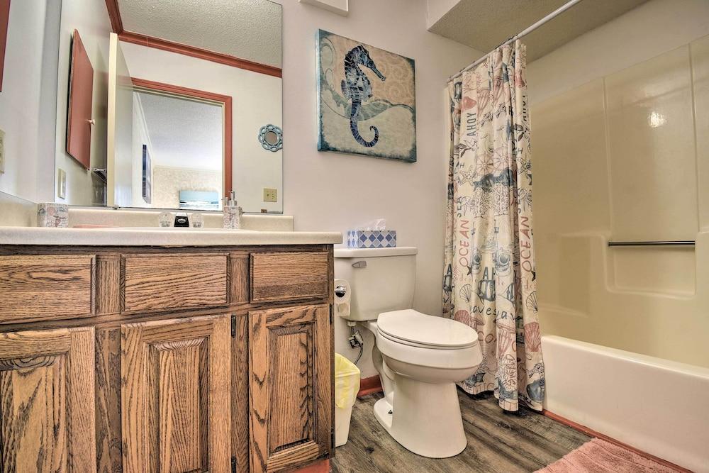 Myrtle Beach Condo w/ Pool, Close to Beach!