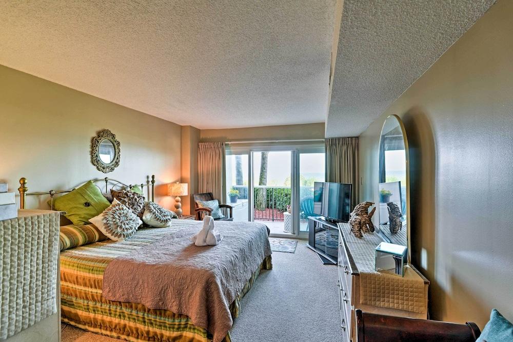 Pools, Patio & Stunning Views: Myrtle Beach Oasis