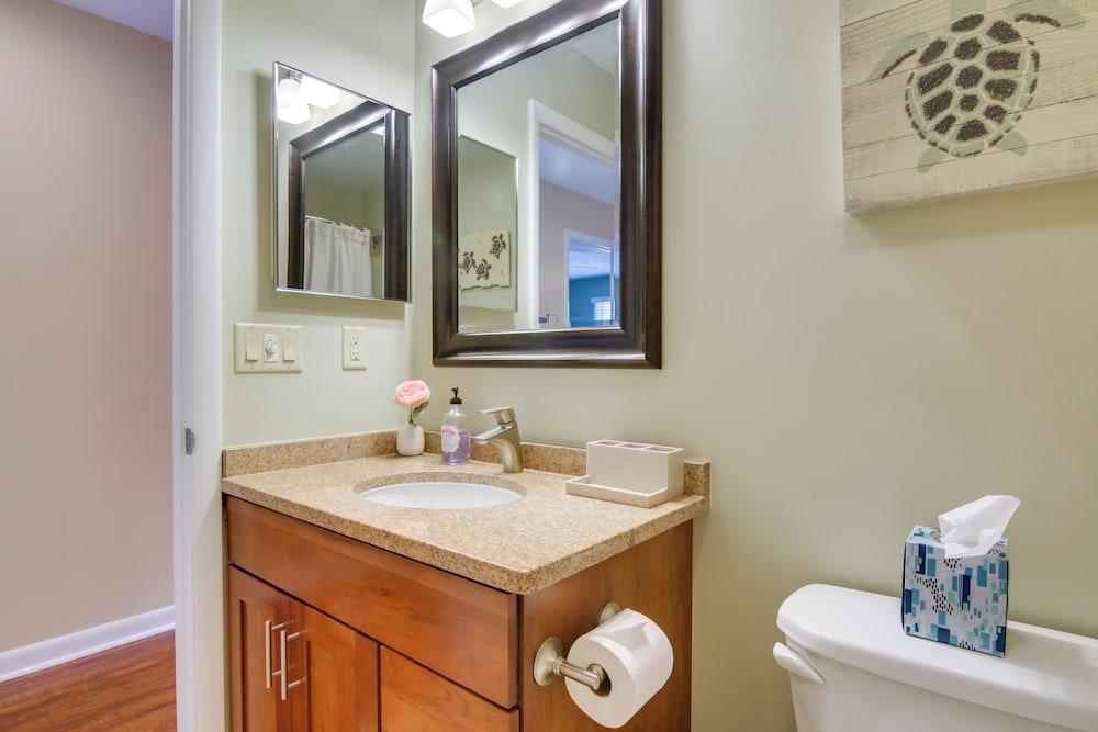 2 Mi to Ocean: Rehoboth Beach Condo w/ Pool Access