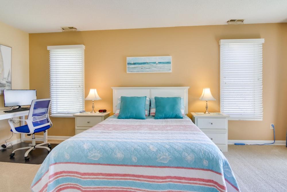 2 Mi to Ocean: Rehoboth Beach Condo w/ Pool Access