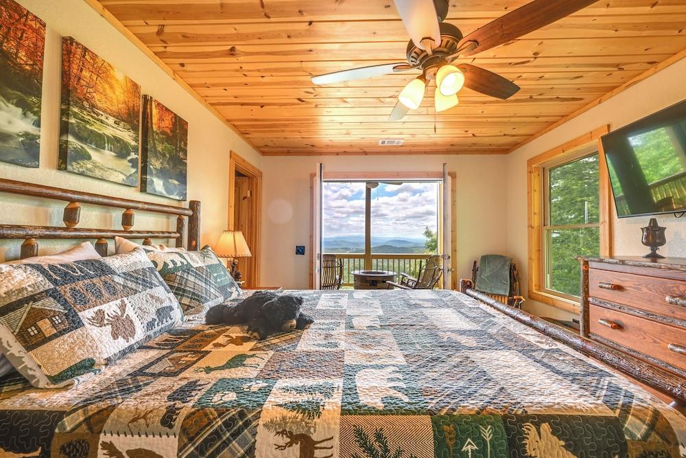 Hot Tub & Game Room: Mountaintop Cabin in Murphy!