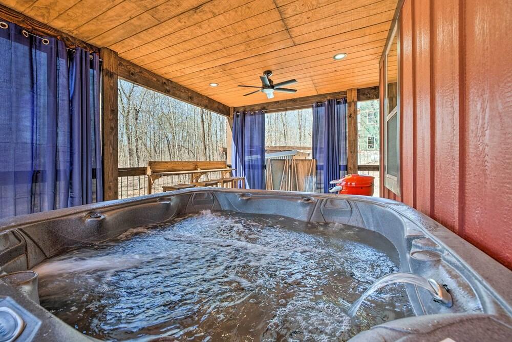 Family Cabin w/ 2 Master Suites & Pool Table