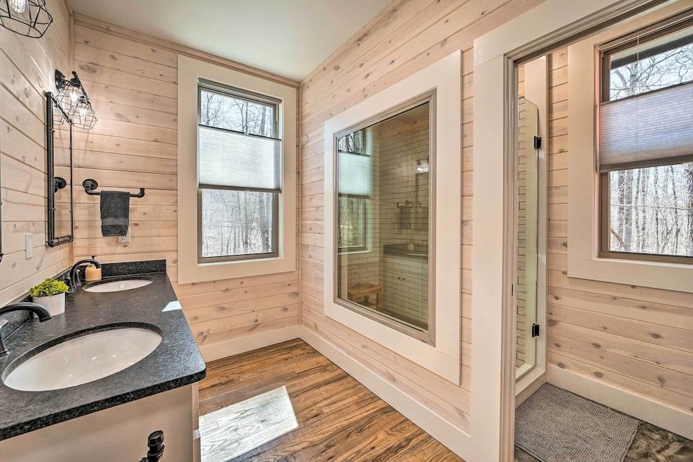 Family Cabin w/ 2 Master Suites & Pool Table