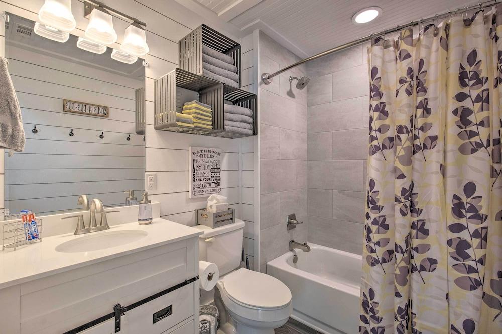 Quaint Home w/ Deck + Grill - Mins to Lake Fork!