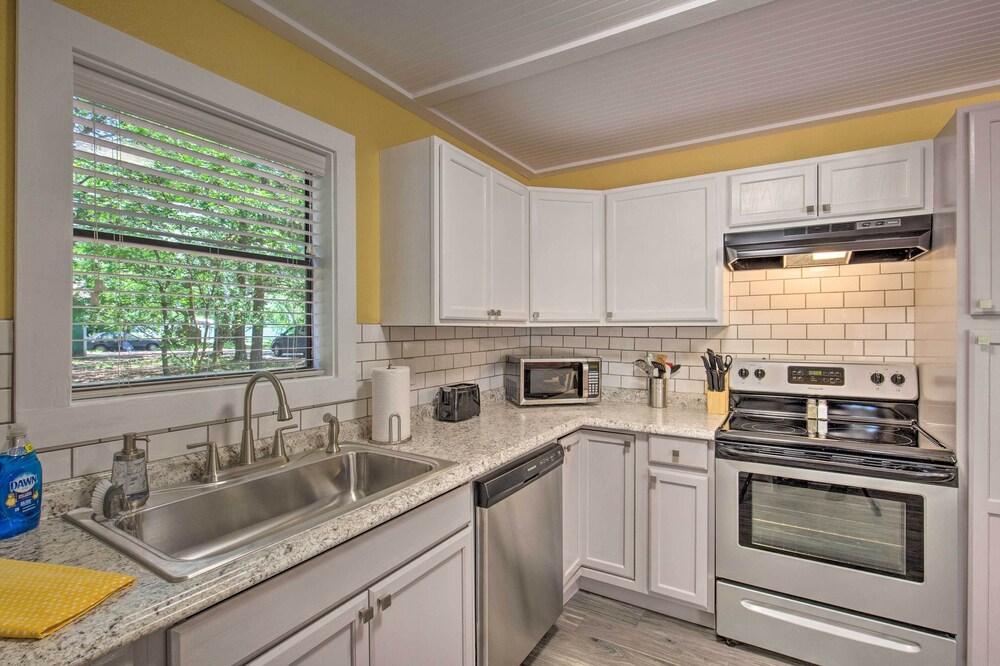 Quaint Home w/ Deck + Grill - Mins to Lake Fork!