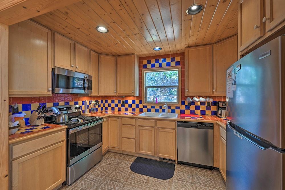 North Carolina Escape w/ Deck, Grill & Fire Pit!