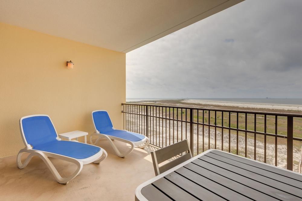 Beachfront Dauphin Island Condo w/ 2 Pools & Sauna
