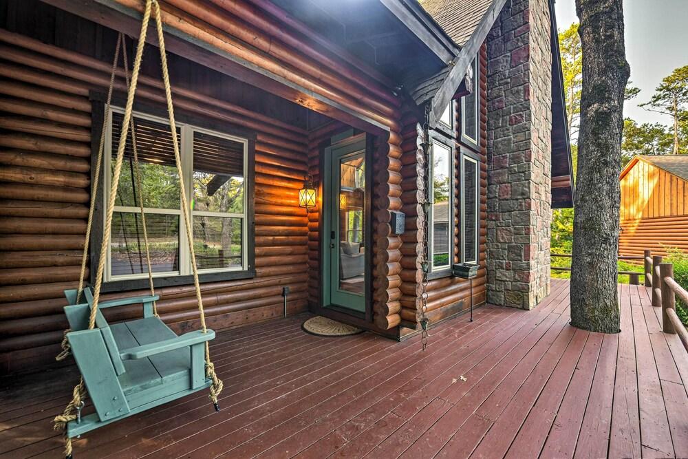 Luxe Cabin w/ 2 Decks; 3 Blocks to Golfing!