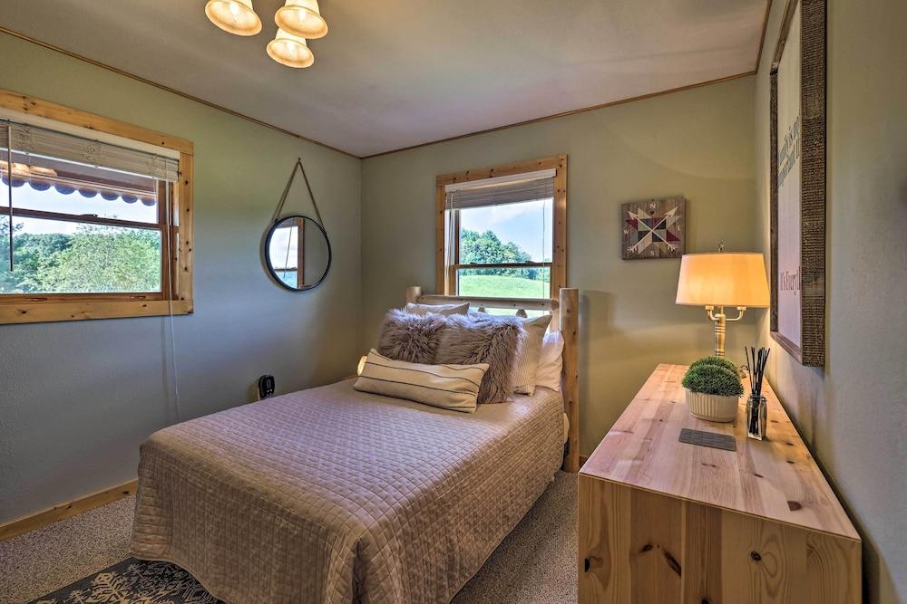 Piney Creek Mountain-view Cabin w/ Wraparound Deck