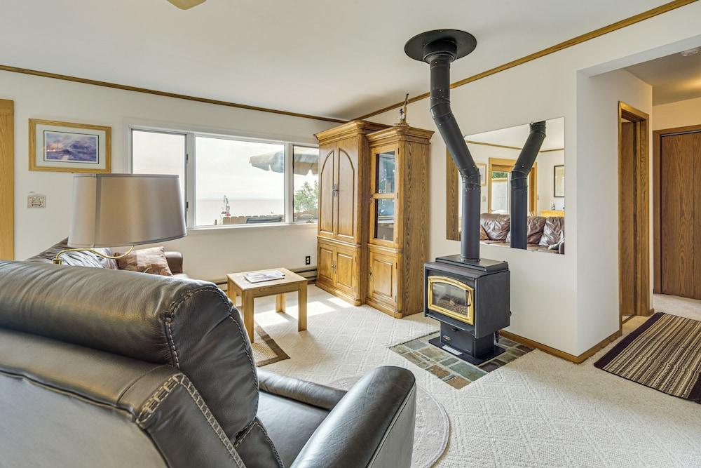 15 Mi to Duluth: Lake Superior Beachfront Home!