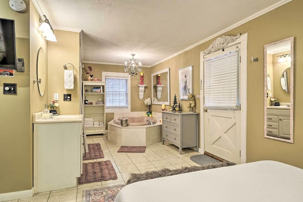 Romantic Eureka Springs Cabin w/ Fireplace!